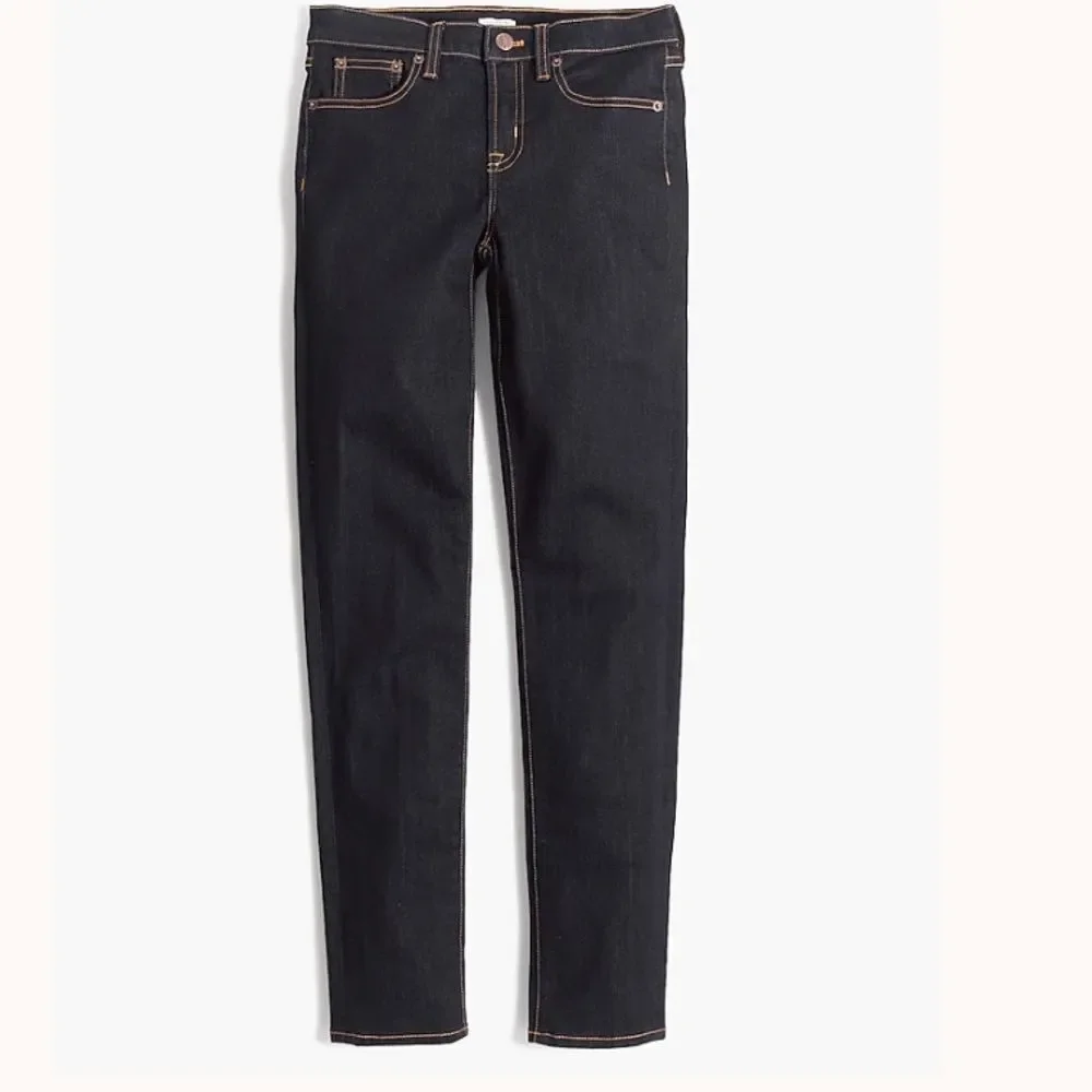 J Crew Factory 8" midrise skinny jean in signature stretch. Dark Wash 28/28.